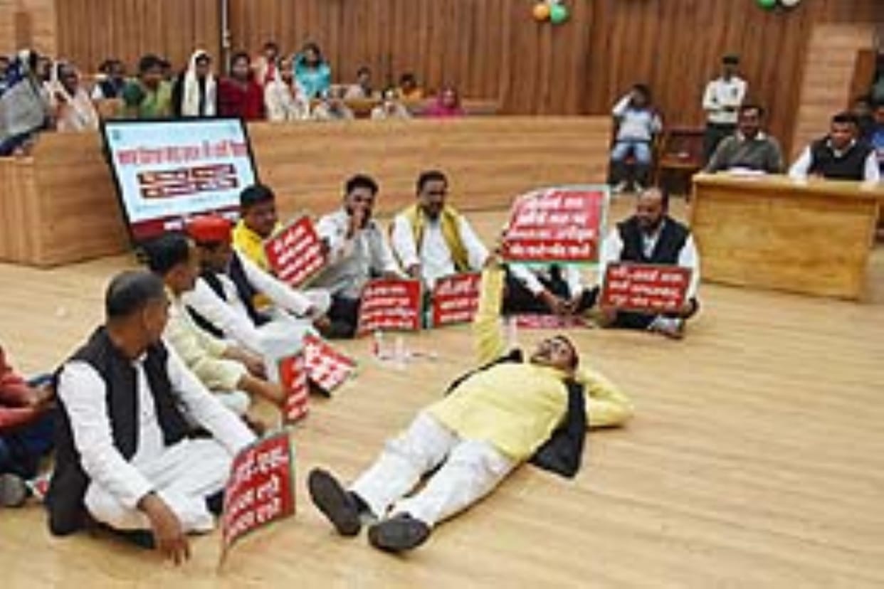 Gorakhpur News: Uproar in the Municipal Corporation Board meeting..Opposition councilor lying on the ground