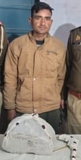 Police caught the young man who was intimidating by wearing a uniform