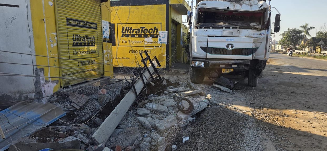 Truck Collide with electricity Pole