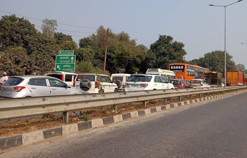 Vehicles kept crawling for 15 km on Sultanpur-Varanasi highway