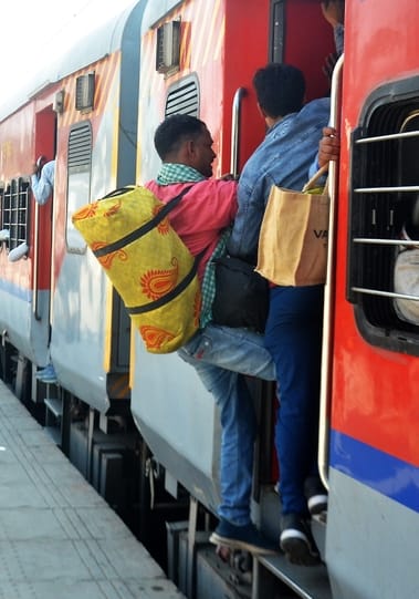 Be careful while travelling by train for Maha Kumbh bath RPF saved the lives of two passengers who were falli