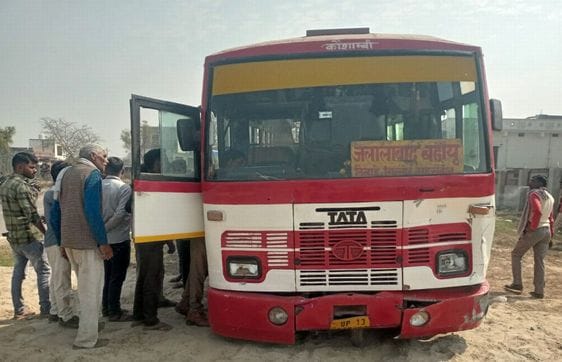 A bike rider going to Delhi died after being hit by a bus