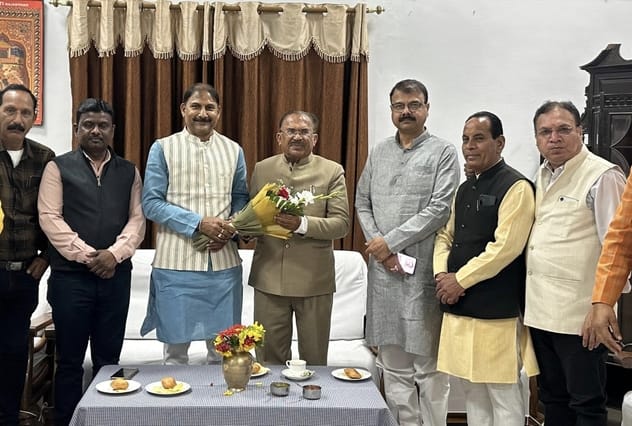 विधानसभा स्पीकर वासुदेव देवनानी का स्वागत करते भाजपा पदाधिकारी।