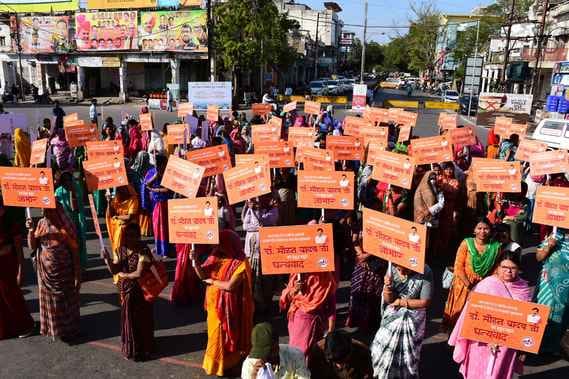 Women formed a human chain and thanked the Chief Minister for liquor ban in 17 religious cities.