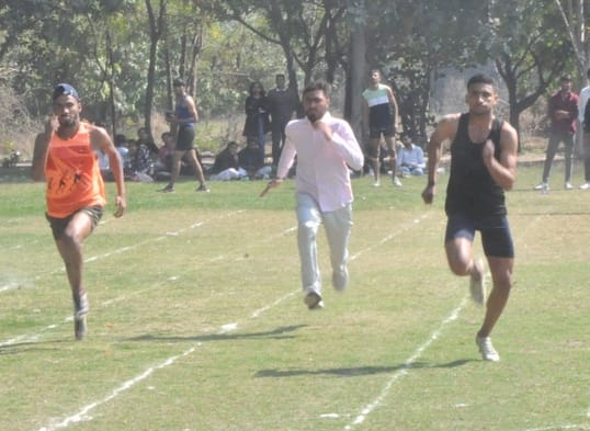 Tanuj got first place in 200 meter race in men's category