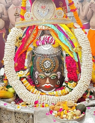 Ujjain News: Baba Mahakal adorned with a garland of lotus seeds during Bhasma Aarti