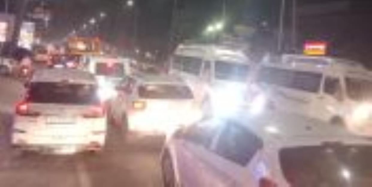 Two thousand vehicles pass through the highway every hour, causing traffic jams