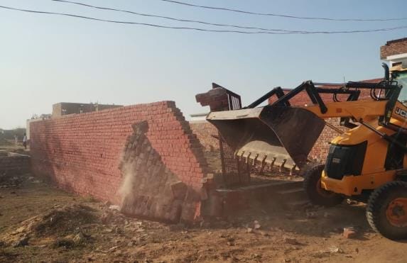 Bulldozer runs on illegal colony