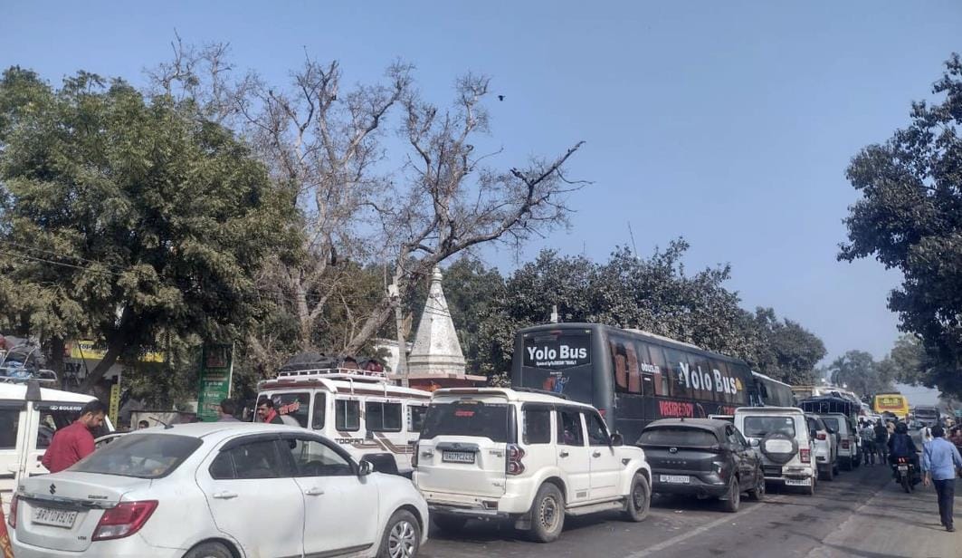 Vehicles kept crawling for 18 hours due to jam on Ayodhya-Prayagraj highway
