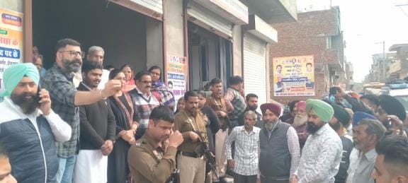 16 independent candidates withdrew their names, some supported Kanda and some supported Gokul.
