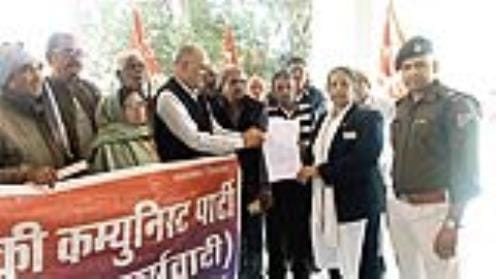 CPI(M) workers staged a sit-in protest for stopping the train
