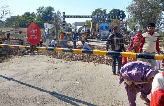 Malgaon railway crossing remained closed from morning till evening... Queue of vehicles on Badaun-Bareilly highway