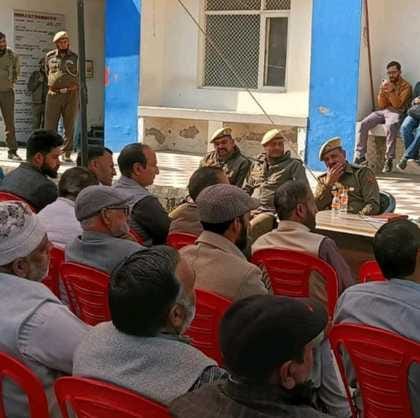 पुंछ जिले के मेंढर पुलिस थाने में तीन नए कानूनो पर जागरूकता कार्यक्रम में भाग लेते नागरिक