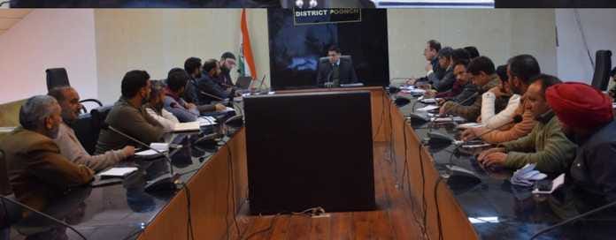 पुंछ में बिजली विभाग की परियोजनाओं की समीक्षा बैठक में भाग लेते अधिकारी