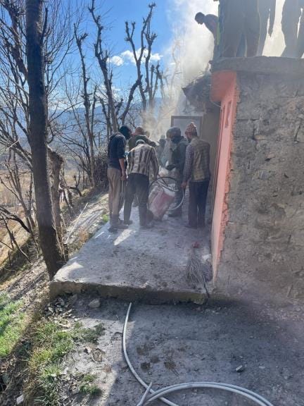 Fire broke out in cattle shed in Kewal Top, extinguished with the help of 10 army personnel.