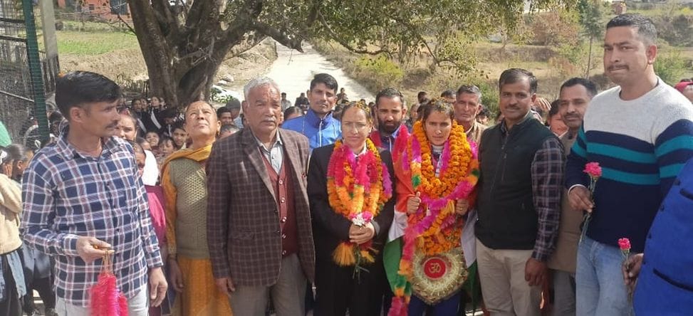 Roma returned after winning silver medal, grand welcome in village