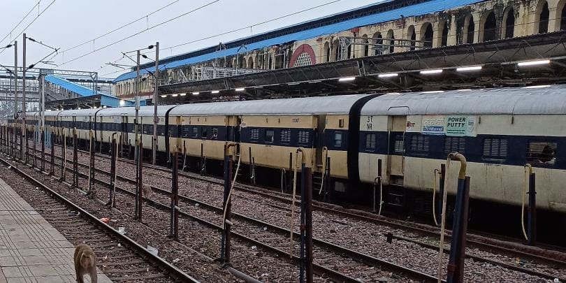 उरई: मेमू ट्रेन में महिला दरोगा से छेड़छाड़, सीट को लेकर हुआ था विवाद, आधे घंटे खड़ी रही गाड़ी, जांच शुरू