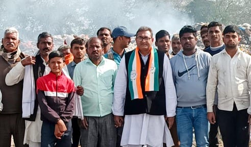Satyagrahis gathered near the dumping ground of the municipality on the sixth day