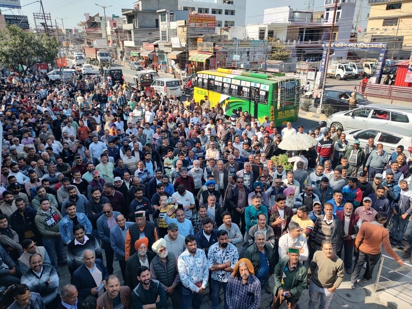 1800 electricity board employees from across the state roared in Una regarding their demands
