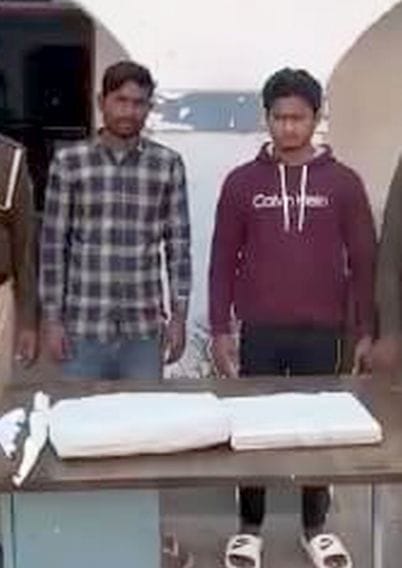 Girlfriend demanded two lakh rupees and broke into the bank with his friend