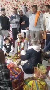 युवक की सगाई के मौके का फोटो