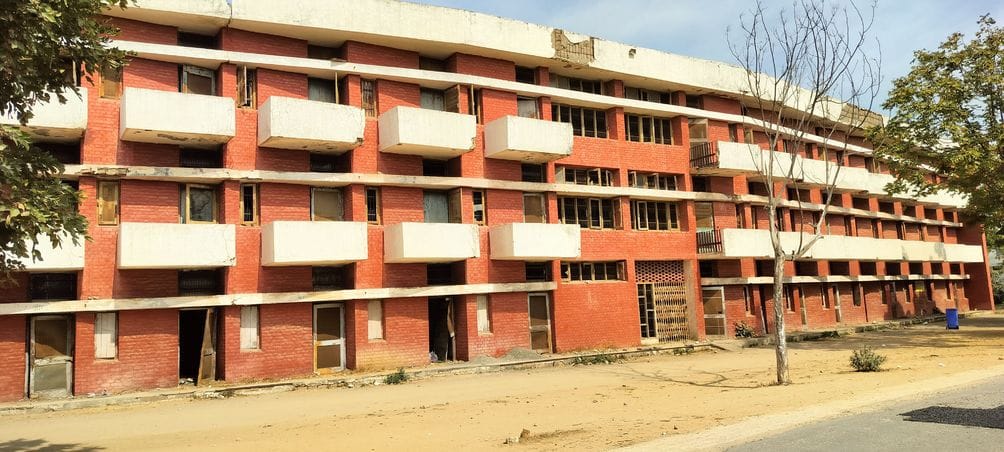 The ruined hostel of the women's college was not demolished even after being condemned