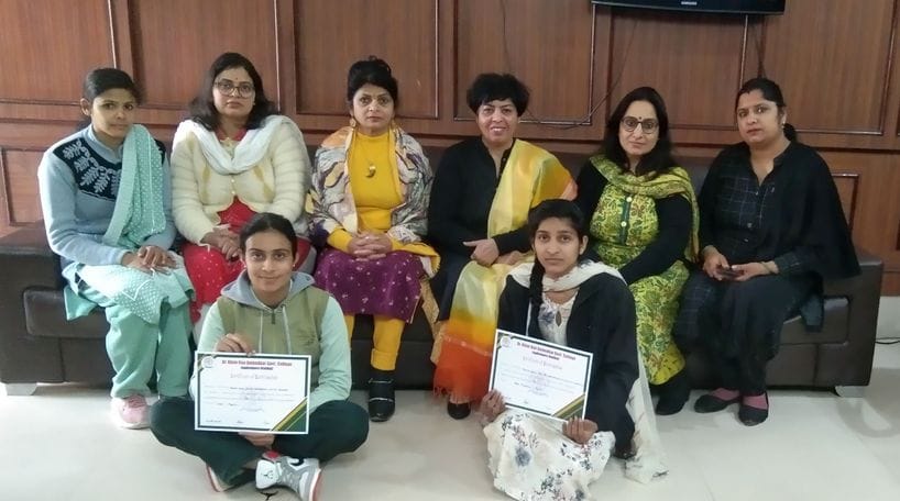 Ravita Kaur and Mansi Pratham in science exhibition