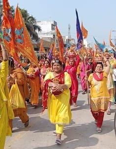 Devotees danced to the hymns of Bhole during the city tour
