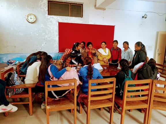 Girl students learned jewelery making in government college