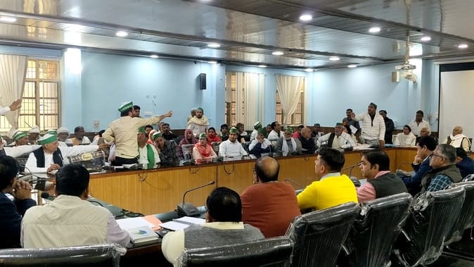 Farmer leaders clashed with each other while raising the problems of farmers