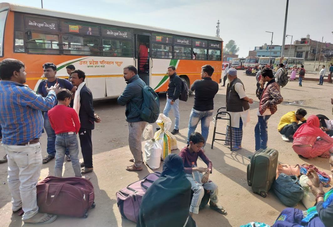 Shortage of buses to go to Lucknow, passengers kept wandering