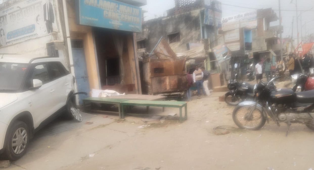 The bus coming from Maha Kumbh entered the shop, the house shook