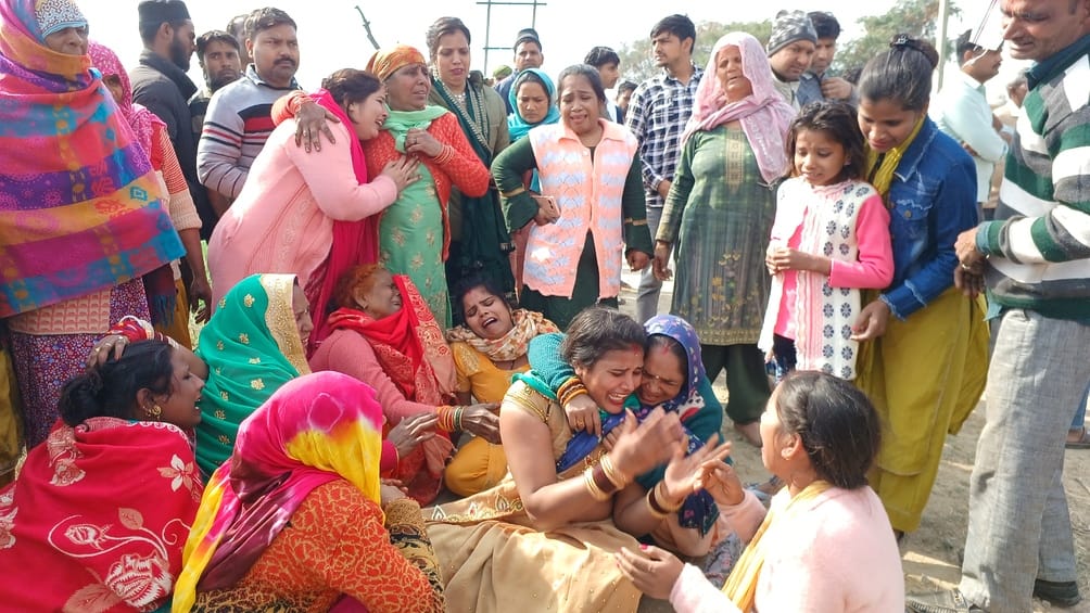 E-rickshaw overturned after being hit by an Eco, student died and nine injured
