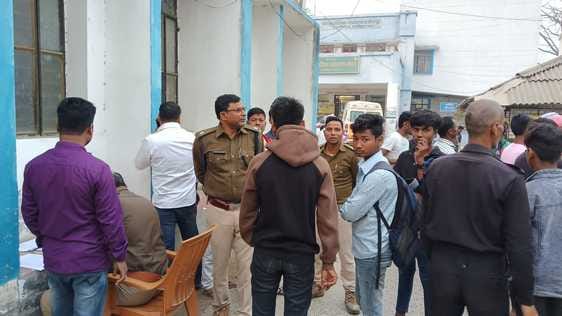 एक्सीडेंट के बाद मौजूद लोगों की भीड़