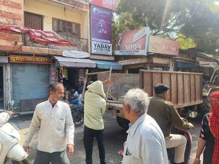 From Mahavir Chowk to Manak Chowk, challans worth Rs 1200 were issued to three shopkeepers.