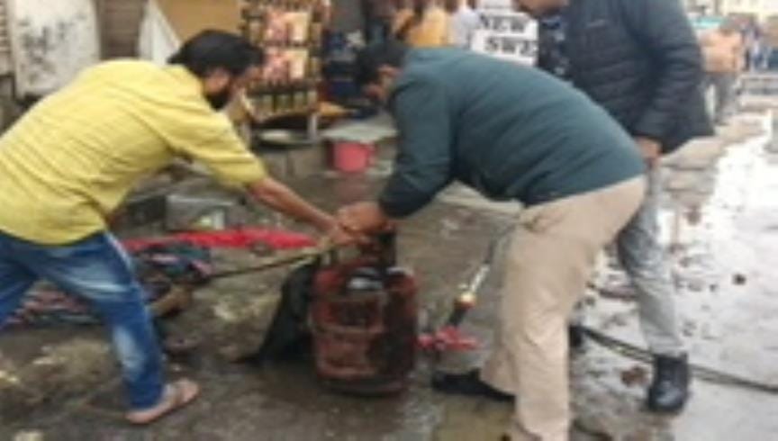 Gas cylinder caught fire due to leaking pipe