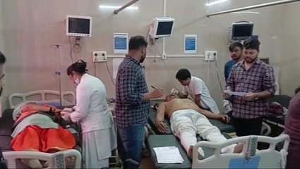 घायलों का चल रहा इलाज