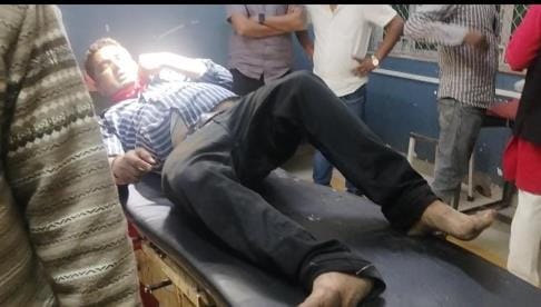 A thief entered a coconut shop openly and stabbed the shopkeeper in the neck with a blade
