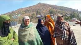 क्वारंटीन केंद्र से लौट रही महिलाएं।