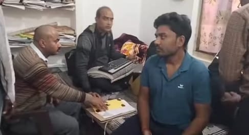 लोकायुक्त में रंगे हाथों पकड़ा पटवारी  नीली टी शर्ट में