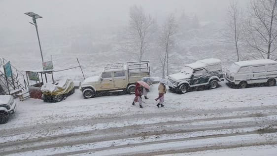 The troubles increased again... 11 roads including two national highways were closed, six buses also got stuck.