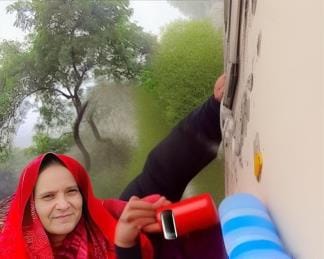A woman spreading her sari on a cable died of electric shock