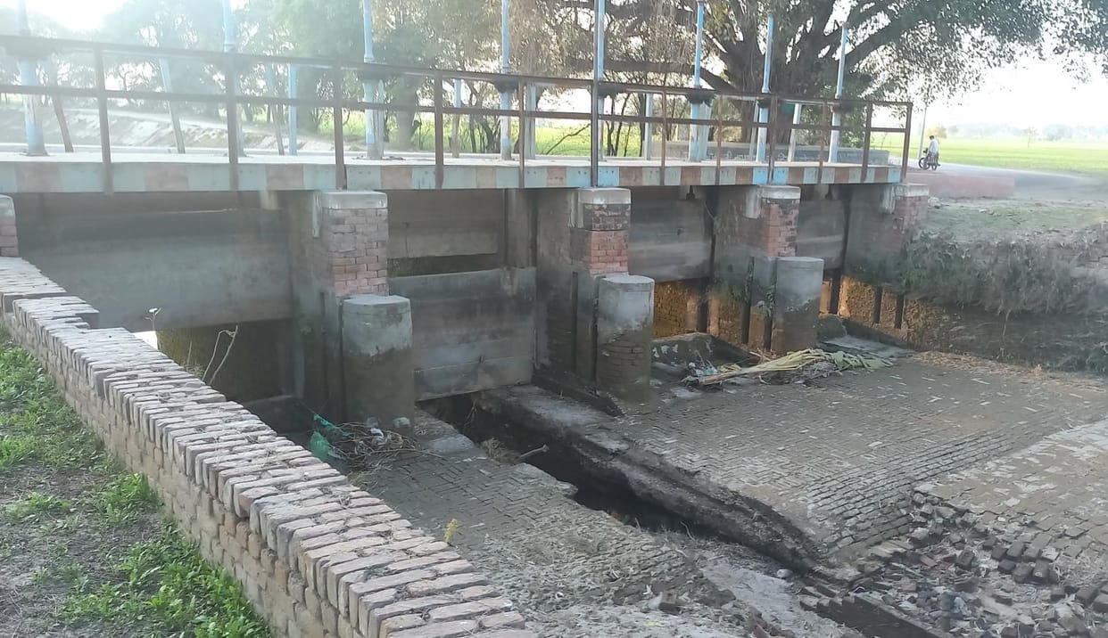 The canal bridge built 70 years ago has become dilapidated, there is a danger of collapse.