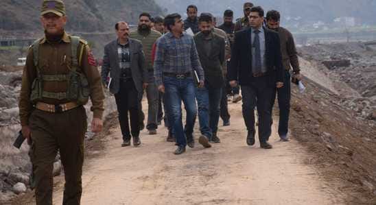 पुंछ जिले में चल रही विकास परियोजनाओं का निरीक्षण करते जिला विकास उपायुक्त पुंछ