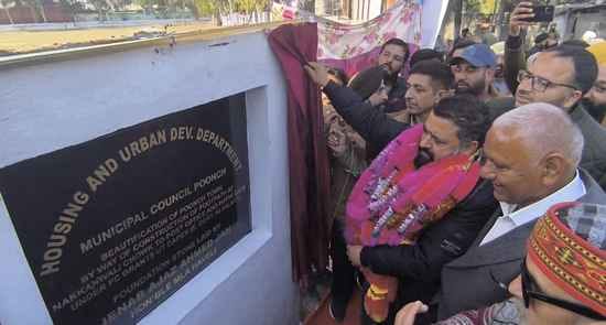 पुंछ नगर सोन्दरयकरण अभियान में फुटपाथ निर्माण कार्य का उद्घाटन करते विधायक एजाज अहमद जान एवं अन