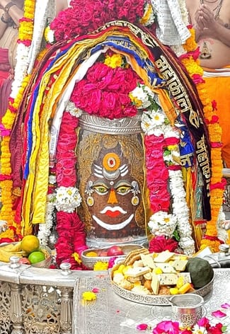 Ujjain News: Baba Mahakal decorated with Sun, Moon and Tripund in Bhasma Aarti