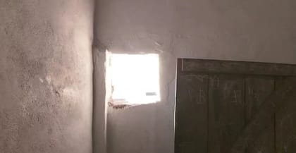 दीवार में किया गया छेद