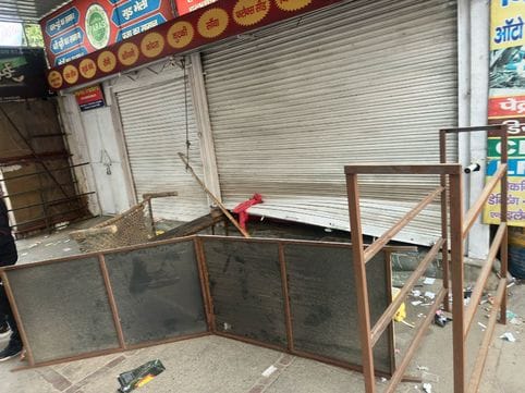 Lakhs stolen by breaking the shutter of a grocery store in Anaj Mandi