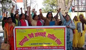 Anganwadi workers demonstrated against online work