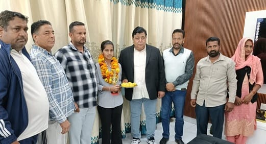 Former Sarpanch Ramkaran Malik honored Muskan for winning gold medal in MTech